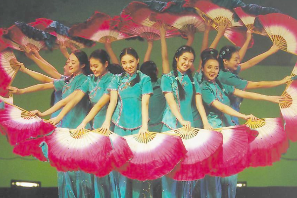 最火的扇子舞太湖美-第2张图片-ZBLOG